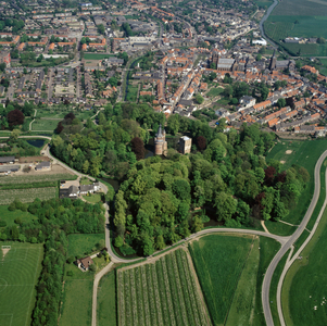 842217 Luchtfoto van kasteel Duurstede met het omliggende park (Langs de Wal 6) te Wijk bij Duurstede, vanuit het zuidwesten.